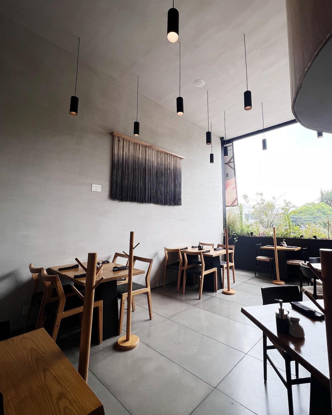 Exposición de Piezas en Espacio Comercial: Oku Pedregal